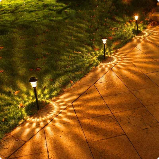 lampadaire solaire extérieur Icare blanc chaud éclairant une terrasse carrelée
