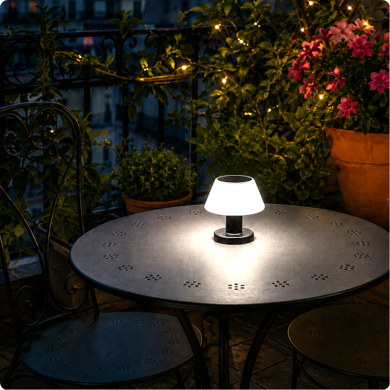 Lampe de table exterieur Solys éclairant un balcon