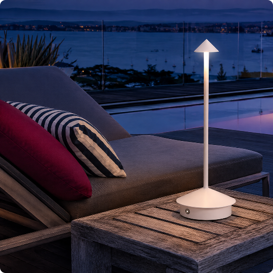 Lampe de table Lysia Touch éclairant un balcon
