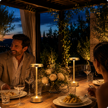 Lampe de table sans fil Luminia dorée éclairant un dîner