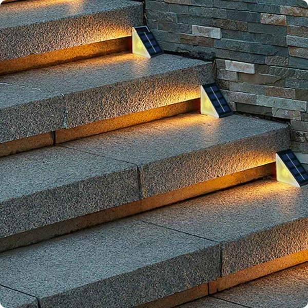 lampe solaire exterieur Lightstep éclairant un escalier