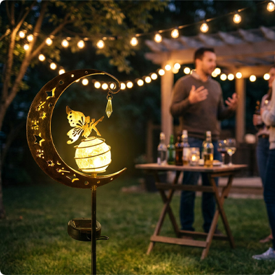 Lampe solaire extérieur Moon fée illuminant un barbecue