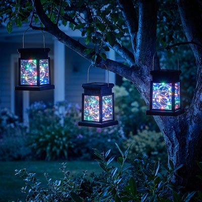 Lanterne exterieure Etincelle Nocturne multicolore suspendues à un arbre
