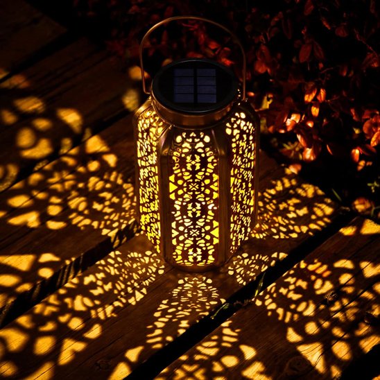Lanterne Sahara posée sur une terrasse bois