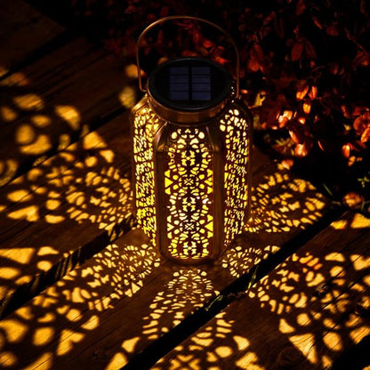 Lanterne Sahara posée sur une terrasse bois