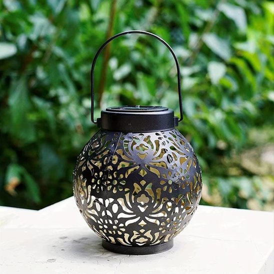 Lanterne solaire Orientale éteinte posée sur une table