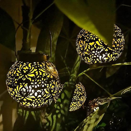 Lanterne solaire Orientale suspendue à une plante