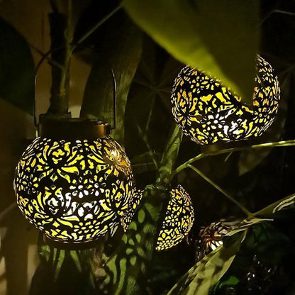 Lanterne solaire Orientale suspendue à une plante