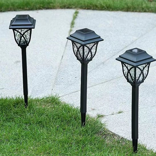 Lanternes solaires éteintes bordant une allée