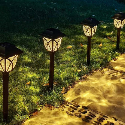 Lanternes solaires plantées dans l'herbe