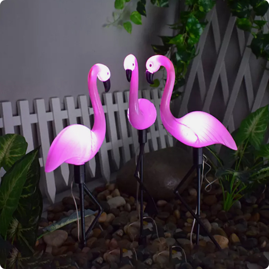 Lumiere exterieur Flamant rose dans un massif de plante