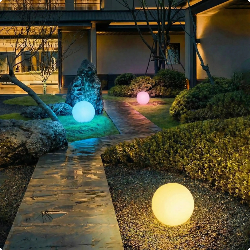 Lumière exterieur solaire SolarGlobe multicolore balisant une allée