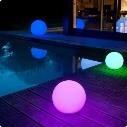 Lumiere solaire exterieur SolarGlobe autour d'une piscine