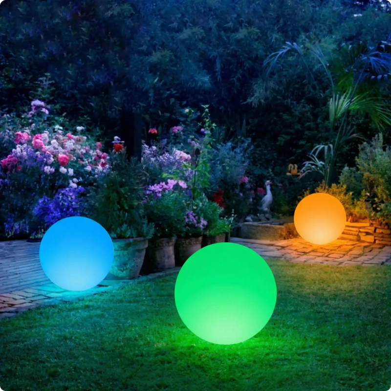 Lumiere solaire exterieur SolrGlobe multicolore dans un jardin