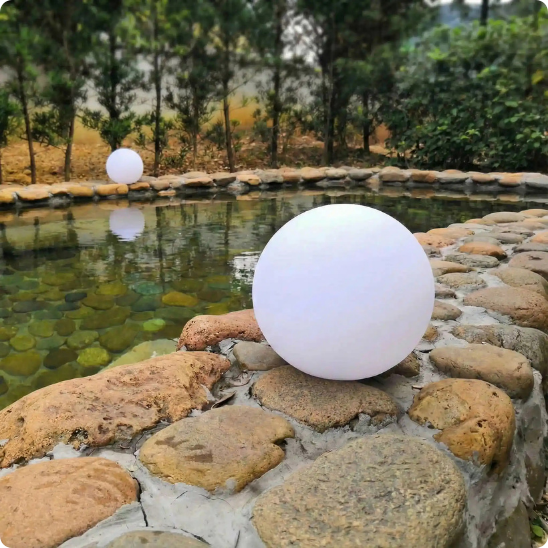 Lumiere solaire exterieur SolarGlobe posée sur un mur