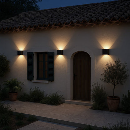 luminaire extérieur mural éclairant façade et porte d'entrée