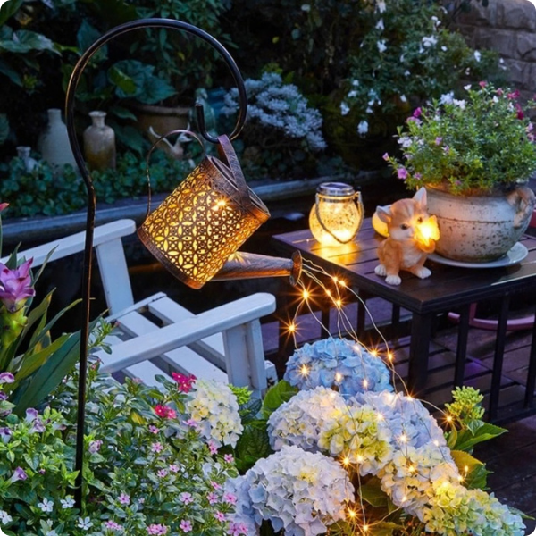 Luminaire extérieur solaire Arrosoir lumineux éclairant un salon de jardin