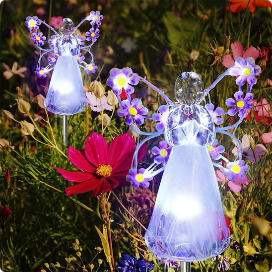 Luminaire solaire extérieur Angel dans un jardin