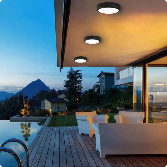 Plafonnier extérieur Luna blanc chaud éclairant une terrasse en bord de piscine