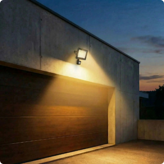 Projecteur extérieur détecteur de mouvement Aludra blanc chaud éclairant une entrée de garage