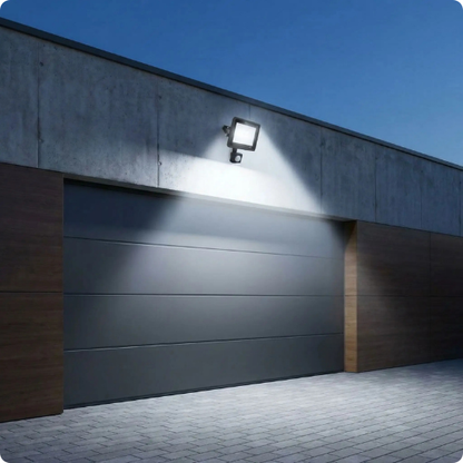 Projecteur extérieur détecteur de mouvement Aludra blanc froid éclairant une entrée de garage