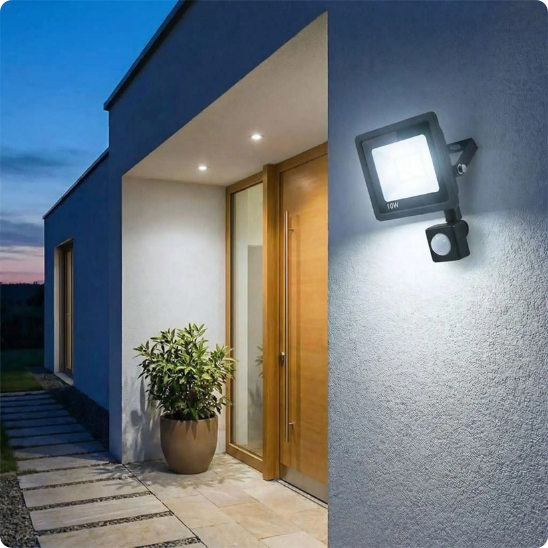 Projecteur extérieur détecteur de mouvement Aludra blanc froid éclairant une entrée de maison