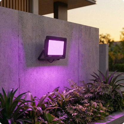 Projecteur exterieur led Alkaïd éclairant en mauve