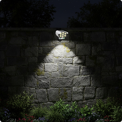 projecteur exterieur solaire reda posé sur un mur en pierres