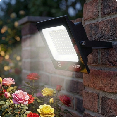 Projecteur led CompactLed éclairant un jardin