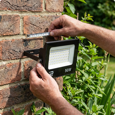 Projecteur led CompactLed en cours d'installation