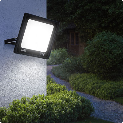 projecteur led exterieur capella éclairant une allée