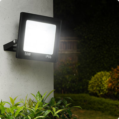 projecteur led exterieur Capella installé sur un mur