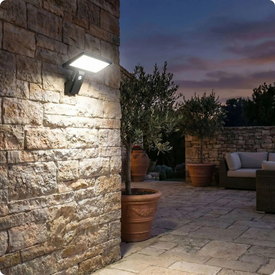 Projecteur led extérieur détecteur de mouvement Céléno éclairant une terrasse