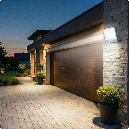 Projecteur led extérieur puissant Powerled éclairant une entrée de garage