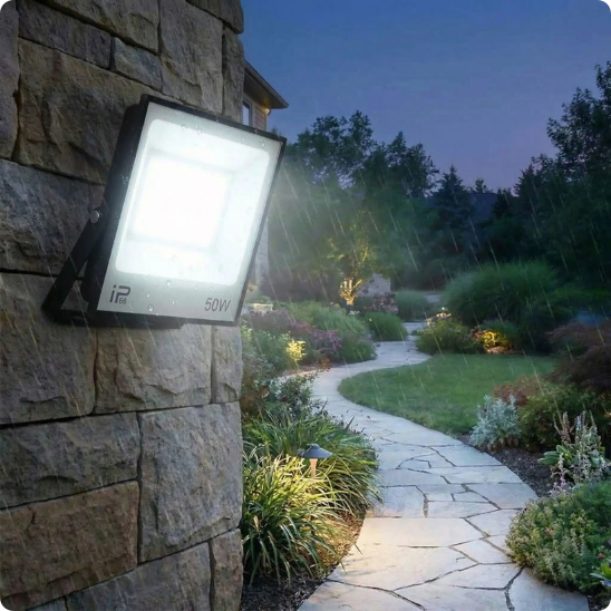 Projecteur led extérieur puissant Powerled éclairant une allée