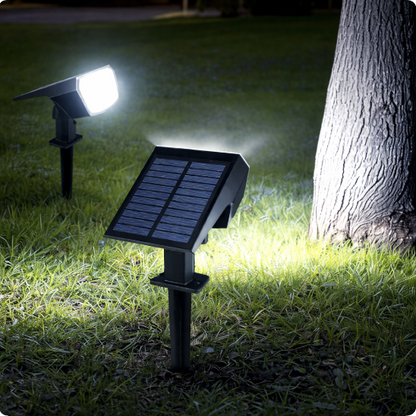 Projecteur led solaire Sham planté dans la pelouse et éclairant un arbre