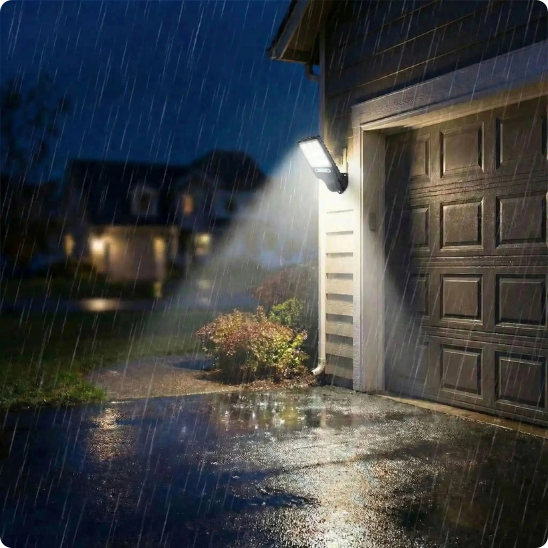 Projecteur solaire SolarProject éclairant une entrée de garage sous la pluie