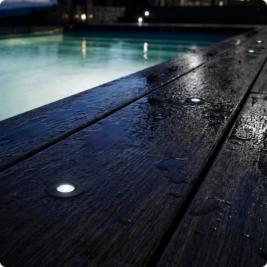 Spot à encastrer extérieur Flash noir blanc froid au bord d'une piscine