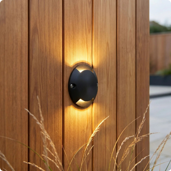 Spot à led extérieur Véga noir 2 côtés posé sur un mur en bois