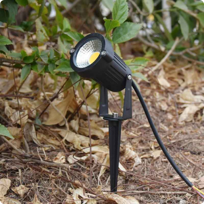 spot extérieur Mercure 220V éteint planté dans la terre