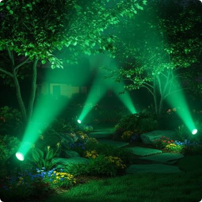 Spot exterieur vénus vert éclairant un jardin