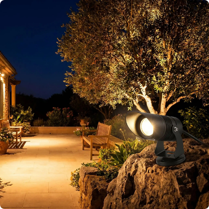Spot led exterieur Jupiter 220V blanc chaud avec une base éclairant une terrasse
