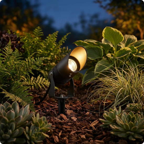 Spot led exterieur Jupiter 220V blanc chaud avec piquet éclairant des plantes