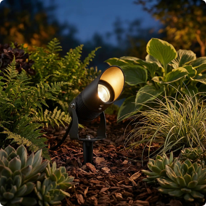Spot led exterieur Jupiter 220V blanc chaud avec piquet éclairant des plantes