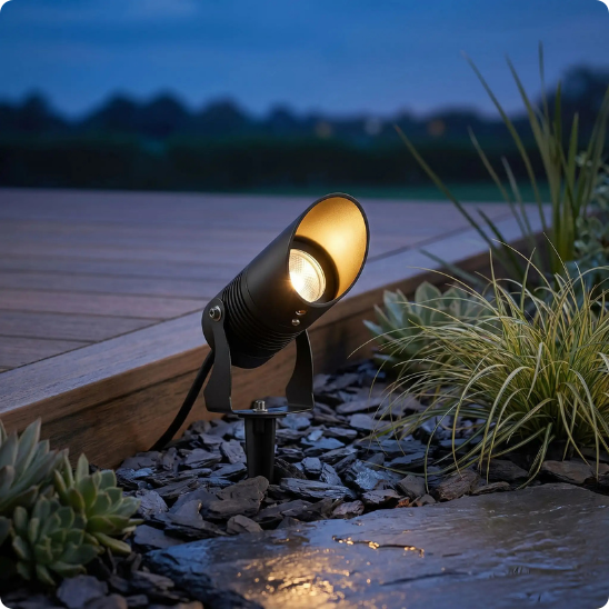 Spot led exterieur Jupiter 220V blanc neutre avec piquet éclairant une terrasse