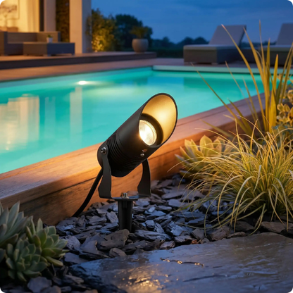 spot led exterieur jupiter 24V blanc neutre avec piquet au bord d'une piscine