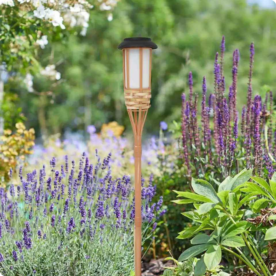 Torche de jardin Bambou éteinte dans un jardin